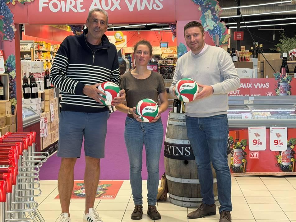 Remise des ballons au Saumur Volley-Ball chez Carrefour Market Distré
